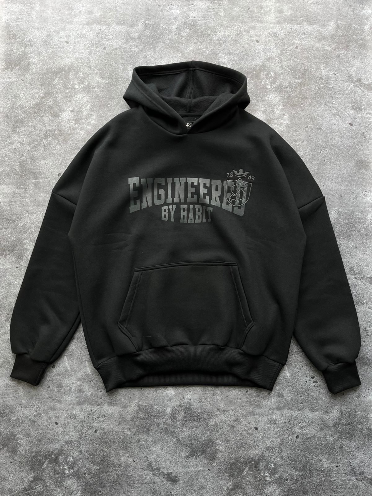 Hoodie "Engineered" negro 
